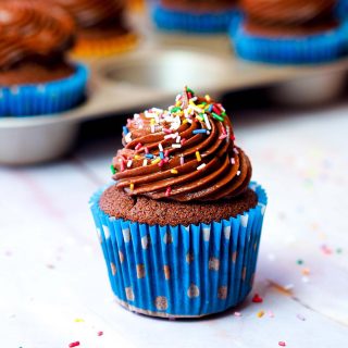 🍫 Double Chocolate Cupcakes Recipe!⁠⁠
⁠⁠
⚠️ Warning... you won’t be able to stop at just one! These cupcakes are addictive, but easy to put together & sure to impress your kids and family.⁠⁠
⁠⁠
🧁 These soft and tender cakes are made extra tasty with the addition of regular cocoa powder AND dark chocolate chips, super easy to prepare, with a rich, fudgy creme cheese chocolate frosting with a tangy twist, finishing with a scattering of Funfetti sprinkles 🌈 ✨🙌⁠⁠
⁠⁠
See Full Recipe ... LINK IN BIO 👆👆👆