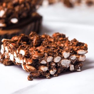 These Rice Puffed Chocolate Crackles are super-simple, easy to make and delicious!! 🍫😋⁠
⁠
All you need to make this Rice Puffed Chocolate Crackles is, a good quality dark chocolate🍫 , coconut oil 🥥 , desiccated coconut, icing sugar and of course some puffed rice! 🍚 ⁠
⁠
For full recipe LINK IN BIO ☝️