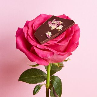 💓 Show your love this Valentines with Luxury Artisan Chocolate like this delicious Raspberry & Rose Bar or with a Gift Subscription ... the gift that keeps on giving! ⁠💝

📸: @monicapronkphotography 
🌹: @funky_flowers_ 
⁠⠀
#valentinesday #beantobar #giftbox #supportsmallbusiness