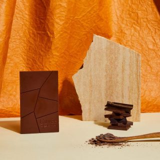 Chocolate Art 🍫 🧑‍🎨 ✨⁠⁠⁠⁠
⁠⁠⁠⁠
Beautiful AND Delicious Chocolate... featured bar is Soleo 42% Milk Chocolate by @cuvee_chocolate⁠⁠⁠⁠
⁠⁠⁠⁠
Hints of brioche, cinnamon and lightly toasted oak⁠⁠⁠⁠
⁠⁠⁠⁠
📸: by the amazing @monicapronkphotography