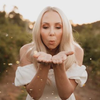 🍂 GIVEAWAY TIME 🍂⠀
⠀
In preparation for Mother’s Day this year, we’ve teamed up with some amazing small businesses to bring the special lady in your life, a day to remember.⠀
⠀
To enter: ⠀
like this post⠀
follow ALL businesses⠀
@raeburnorchards⠀
@foxandwildling_photography⠀
@goingrazey⠀
@flowerandbarrel⠀
@cocoaboxau⠀
@yellowlemonpartyhire⠀
tag 3 friends in seperate comments and share this image to your stories tagging @raeburnorchards or repost the main image and use #winwithraeburnorchards for an extra entry...⠀
⠀
Competition runs from 26/2/21 until 31/3/21. You too can enter as any times as you like. Prizes include a lifestyle mini session with @foxandwildling_photography Free entry to our orchard during May’s Persimmon Festival, a styled DIY picnic set up from @yellowlemonpartyhire , 5 blocks of artisan chocolates boxed and sent to you by @cocoaboxau , a beautiful dried floral arrangement made by @flowerandbarrel and a tasty grazing box by @goingrazey .⠀
⠀
Prizes must be used during our May Persimmon Festival which runs every weekend in May 2021. Swipe for pictures. Good luck 🤞🏻 #perthcompetition #perthlife #perthnow #perthsmallbusiness #perthhillsarmadale #perthphotographers #perthmothersdaycomp #mothersday2021⠀